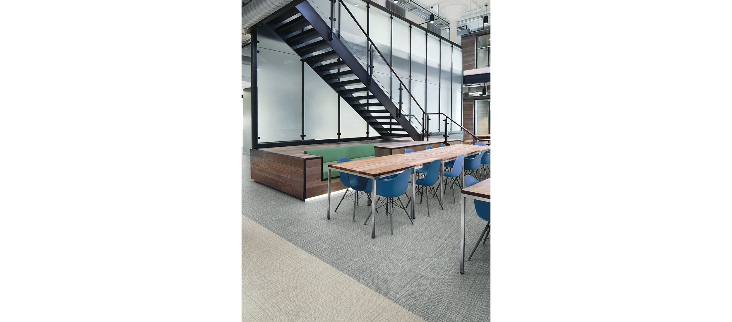 Interface Native Fabric LVT with tables and chairs numéro d’image 3